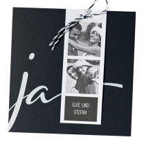 Ausgefallene Hochzeitskarte im modernen Black-&-White-Design mit trendigem Anhänger für Ihre Lieblingsfotos