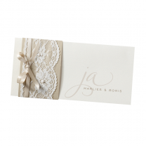 Ausgefallene Vermählungskarten im edlen Design mit zartem Spitzenband, eleganter Satinschleife und extravaganter Perlenapplikation