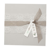Edle Hochzeitseinladungen "Spitze" aus trendigem Materialmix mit edlem Spitzenband und zarter Zierschleife