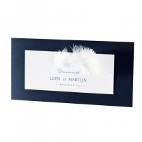 Edle Einladungskarte "Blau" auf schimmerndem Metallickarton mit weißer Feder