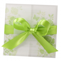 Grüne Hochzeitseinladungen auf weißem Metallickarton