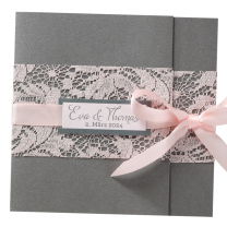 Hochzeitseinladungen "Rosa Spitze" mit hübscher Spitzenbordüre, eleganter Satinschleife und ausgefallener Falttechnik