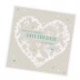 Romantische Save-the-date-Karte aus perlmuttschimmerndem Metallickarton mit charmantem Herzmotiv