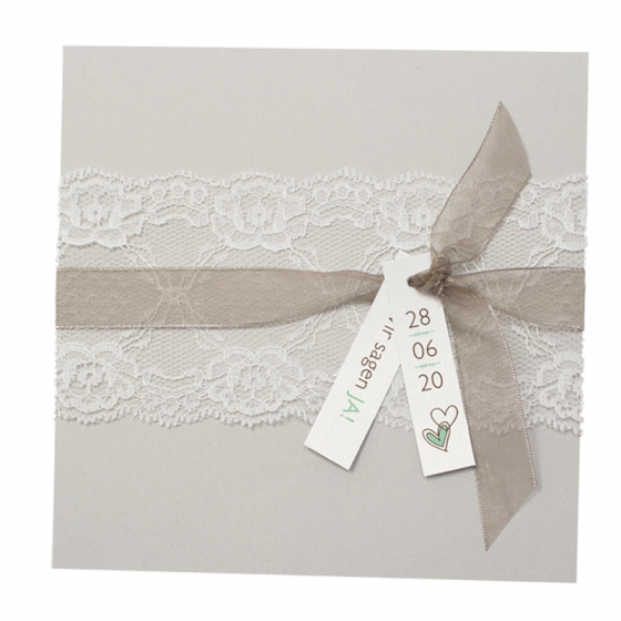 Edle Hochzeitseinladungen "Spitze" aus trendigem Materialmix mit edlem Spitzenband und zarter Zierschleife