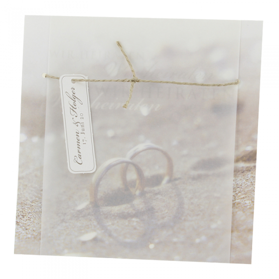 Hochzeitseinladungen "Ringe im Sand" mit modernem Transparentumleger und trendiger Naturkordel