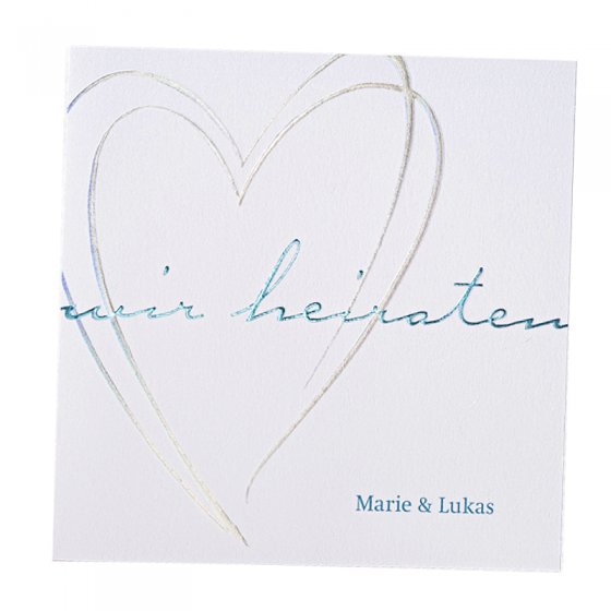 Moderne Hochzeitskarte mit Herz auf weißem Metallickarton